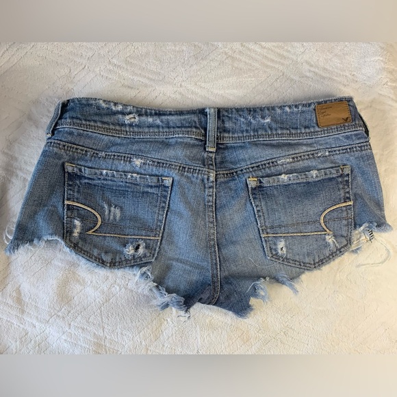 AMERICAN EAGLE SHORTS WOMENS 6 BLUE CUT OFF DENIM MID RISE Festival Beach - Picture 5 of 9